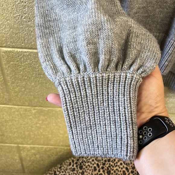 New with tags.Maison Common gray turtleneck with self colored floral embroidery - Picture 4 of 7